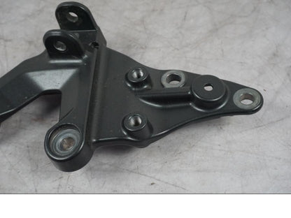 Höger sida på Fotpinnefäste från en Yamaha MT-09 -2024 motorcykel.