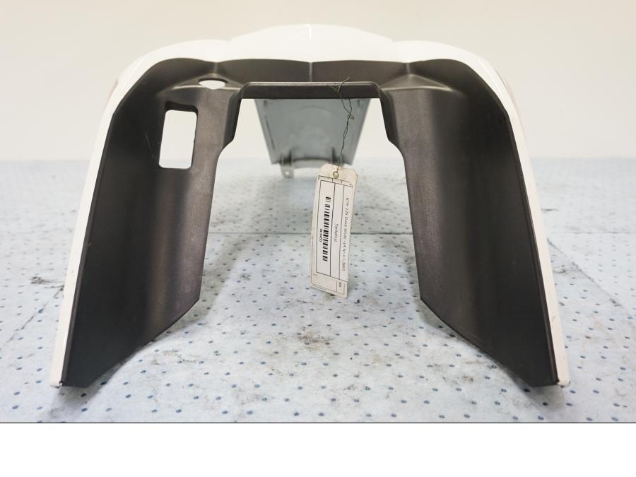 Baksidan på Bensintankskåpa från en KTM 125 Duke -2014 motorcykel.