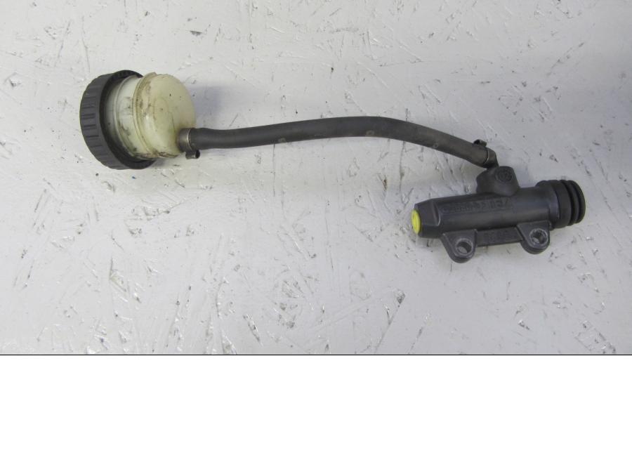 Framsidan på Bromshuvudcylinder från en BMW R 1150 RT -2003 motorcykel.