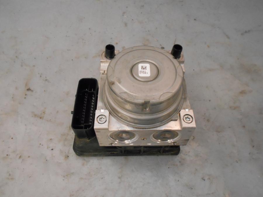 Framsidan på ABS Modulator från en BMW R 1200 GSA -2018 motorcykel.