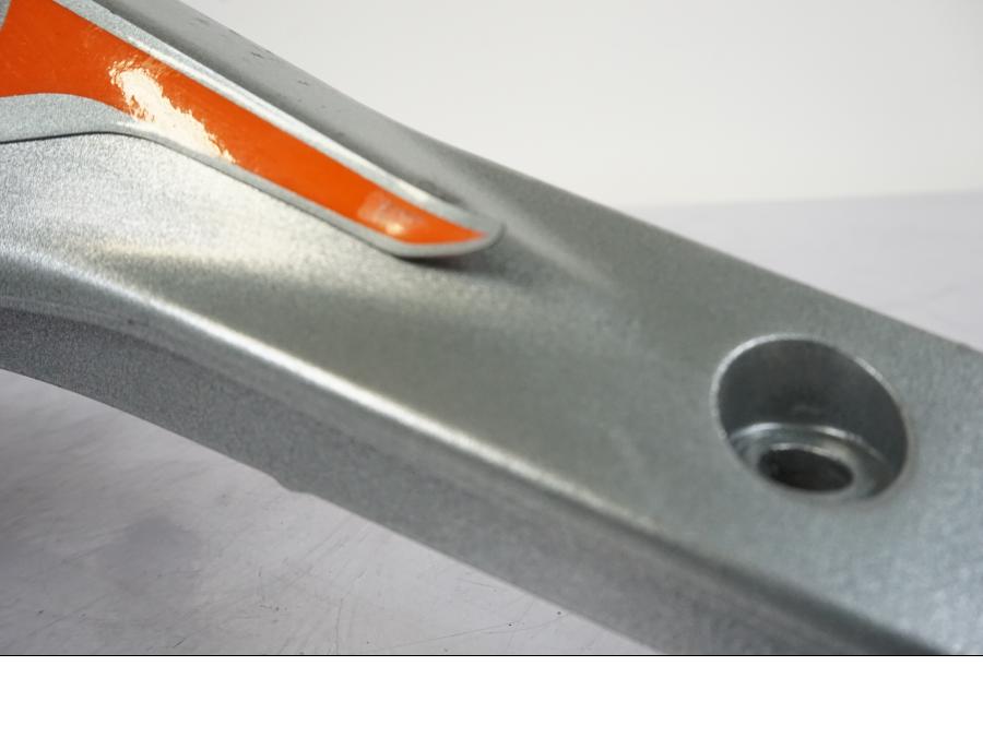 Vänster sida på Bakram från en KTM 790 Duke -2019 motorcykel.