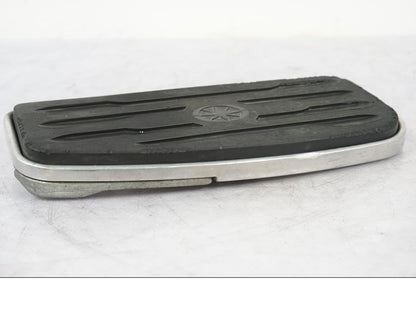 Snett uppifrån på Fotplatta från en Yamaha XVS 1100 -2004 motorcykel.