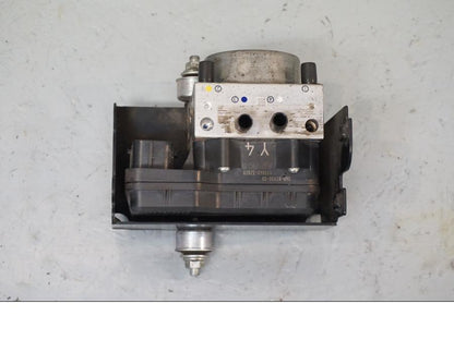 Baksidan på ABS Modulator från en Yamaha XJ 6 -2011 motorcykel.