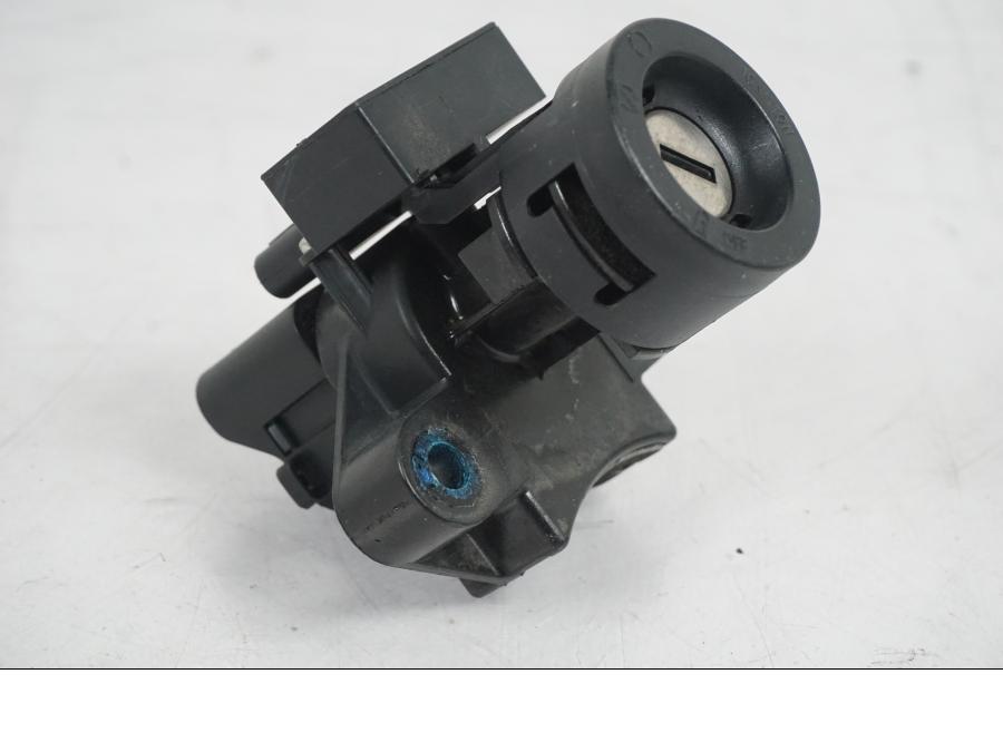 Extrabild4 på <p>Låssats från BMW F 800 R 2011.</p>

<p>Tändningslås, antenn, tanklock med repor, sadellås och 1st nyckel. Ytliga repor finns på tanklocket.</p> motorcykel.