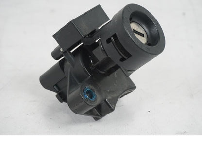 Extrabild4 på <p>Låssats från BMW F 800 R 2011.</p>

<p>Tändningslås, antenn, tanklock med repor, sadellås och 1st nyckel. Ytliga repor finns på tanklocket.</p> motorcykel.