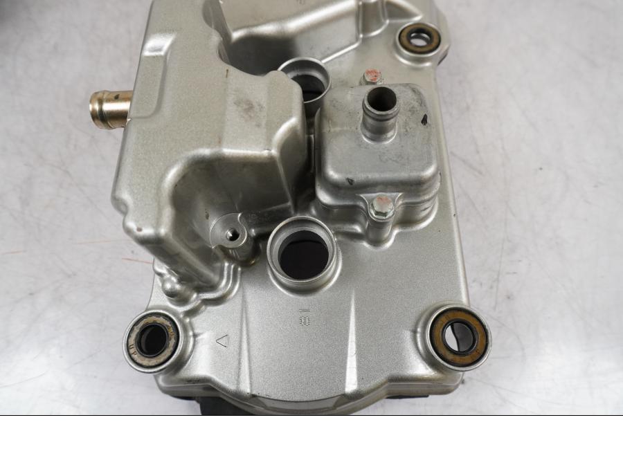 Baksidan på Ventilkåpa från en Honda VFR 800 -2005 motorcykel.