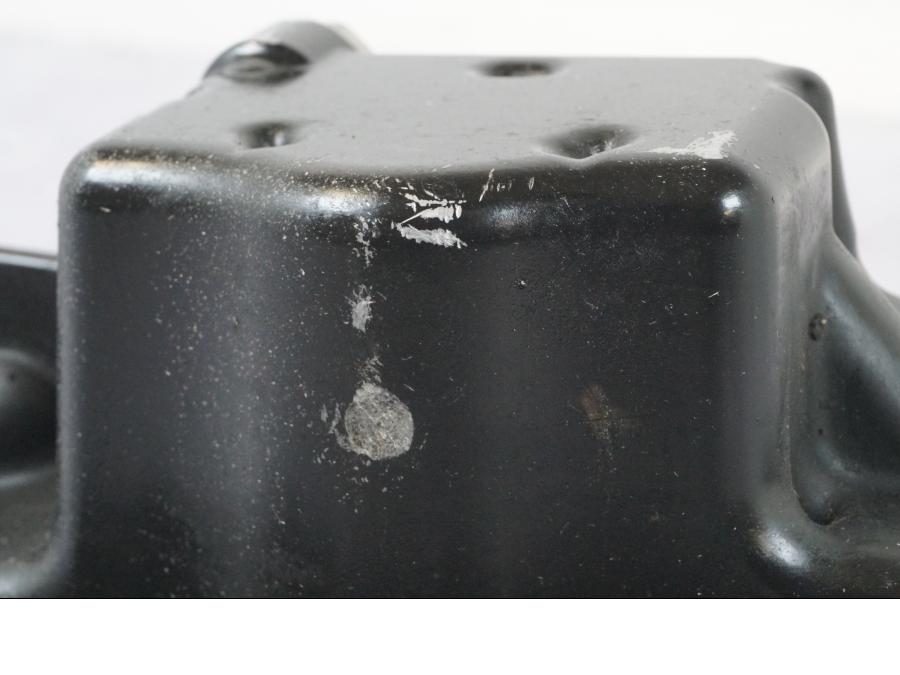 Baksidan på Oljetråg från en Kawasaki Z 900 -2019 motorcykel.