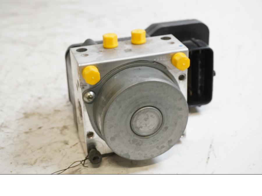 Framsidan på ABS Modulator från en Yamaha FZ-8 -2011 motorcykel.