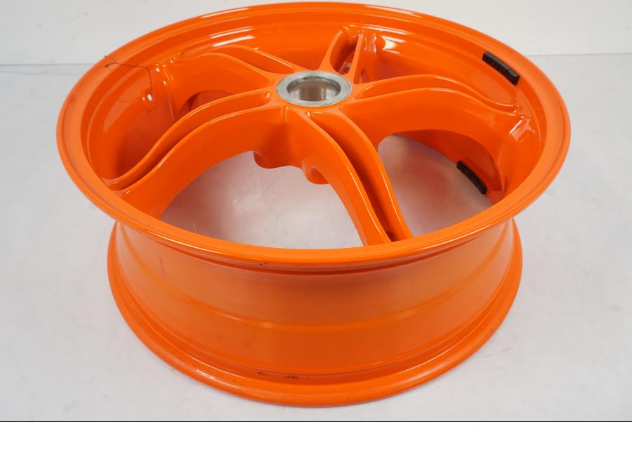 Snett uppifrån på Fälg från en KTM 1290 Super Duke R EVO -2023 motorcykel.