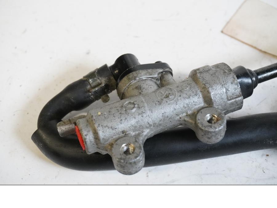 Baksidan på Bromshuvudcylinder från en Honda CB 750 SF -2003 motorcykel.