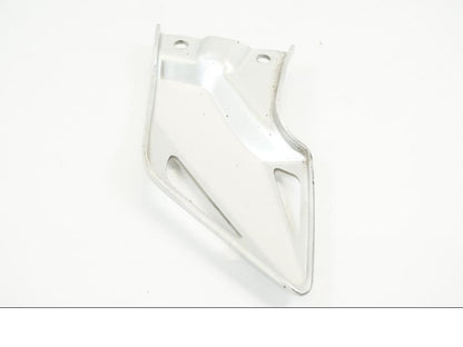 Baksidan på Fotpinnehälskydd från en Honda CBR 1000 RR -2010 motorcykel.