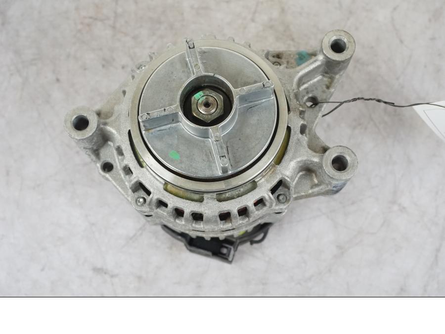 Vänster sida på Generator från en BMW K 1600 GTL -2015 motorcykel.