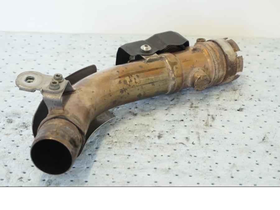 Snett nerifrån på Mellanrör från en Suzuki GSX 1300 BK -2008 motorcykel.