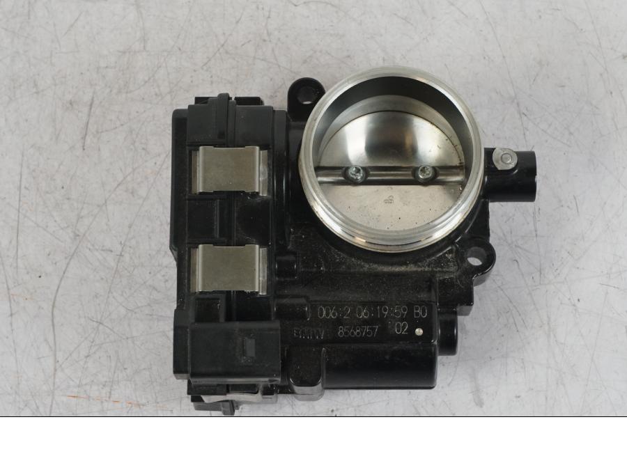 Framsidan på Spjällhus från en BMW R 1250 GS -2023 motorcykel.