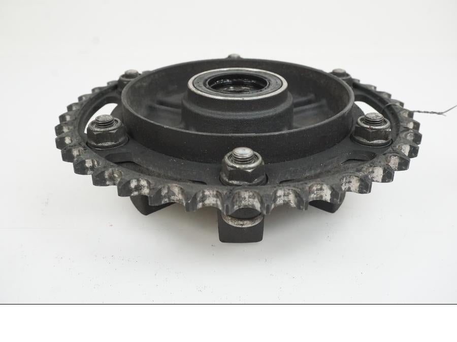 Snett nerifrån på Drevfäste från en Honda CBR 1000 RR -2004 motorcykel.