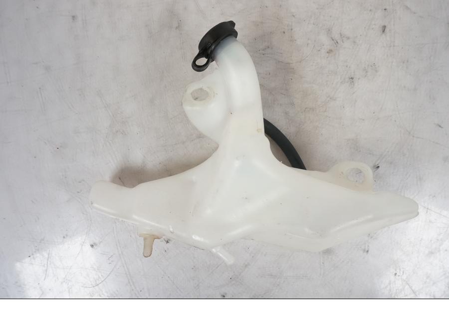 Vänster sida på Vattenexpansionskärl från en KTM 1290 Super Duke R -2023 motorcykel.