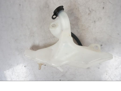 Vänster sida på Vattenexpansionskärl från en KTM 1290 Super Duke R -2023 motorcykel.