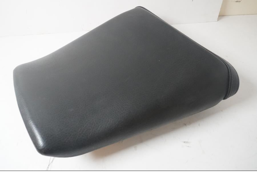 Baksidan på Sadel från en Yamaha YZF 1000 R -1999 motorcykel.