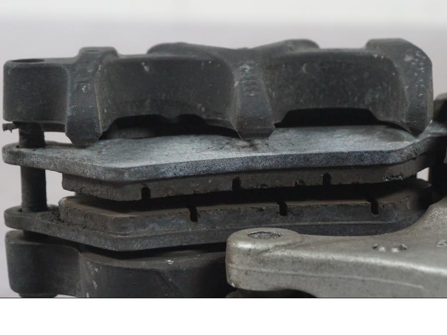 Snett nerifrån på Bromsok från en BMW K 1600 GTL -2015 motorcykel.