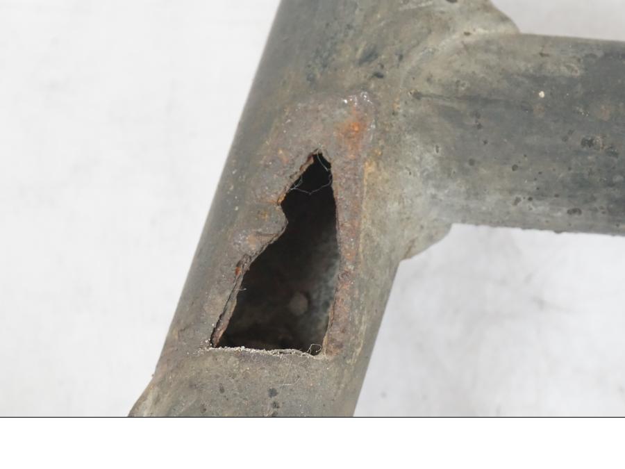 Snett nerifrån på Centralstöd från en BMW K 1100 LT -1999 motorcykel.