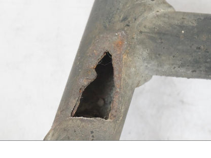 Snett nerifrån på Centralstöd från en BMW K 1100 LT -1999 motorcykel.