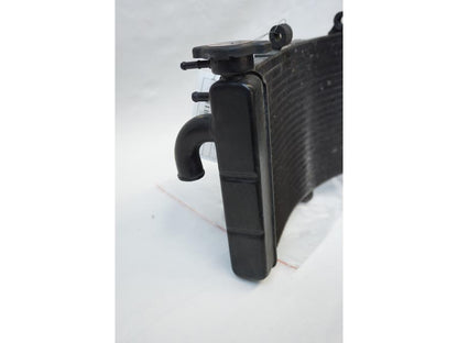 Vänster sida på Vattenkyl från en Honda CBR 900 RR -1997 motorcykel.