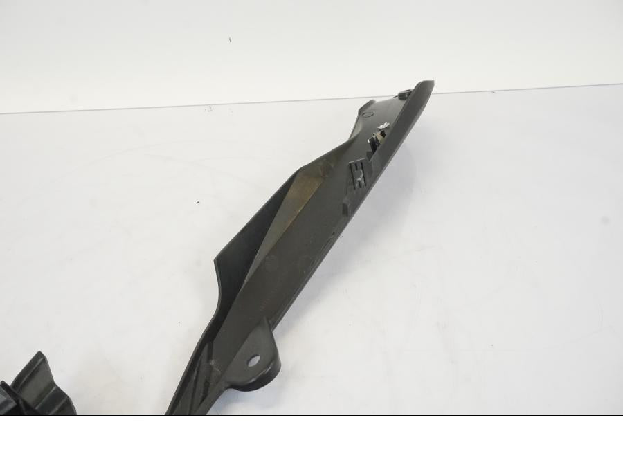 Snett nerifrån på Sidopanel från en BMW S 1000 XR -2019 motorcykel.