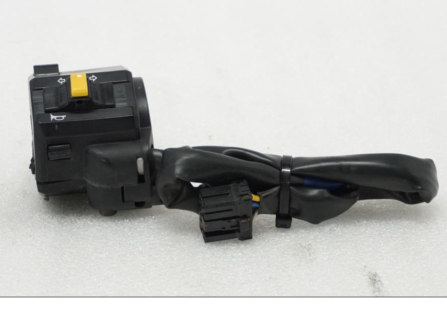 Baksidan på Styrelreglage från en Buell XB9S -2003 motorcykel.