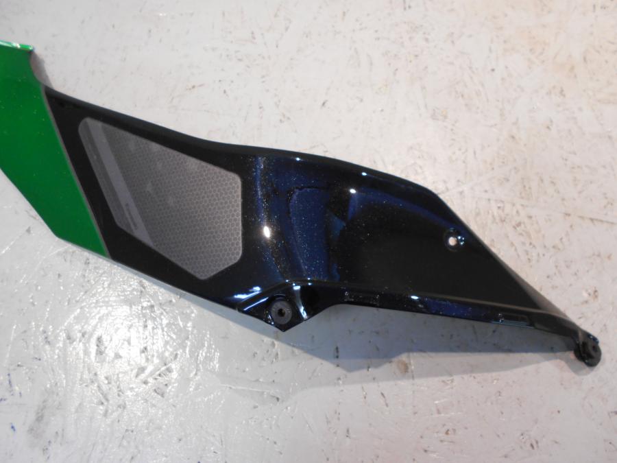 Vänster sida på Bensintankskåpa från en Kawasaki Ninja H2 -2018 motorcykel.
