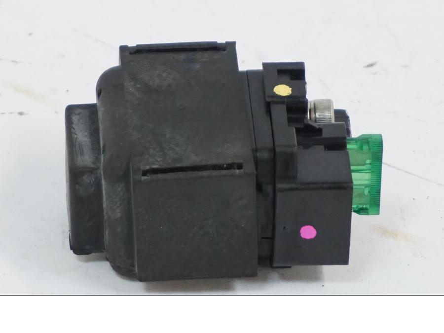 Vänster sida på Startrelä från en Honda CB 650 R -2019 motorcykel.