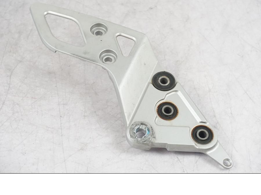 Framsidan på Fotpinnefäste från en Suzuki GSF 1250 -2010 motorcykel.