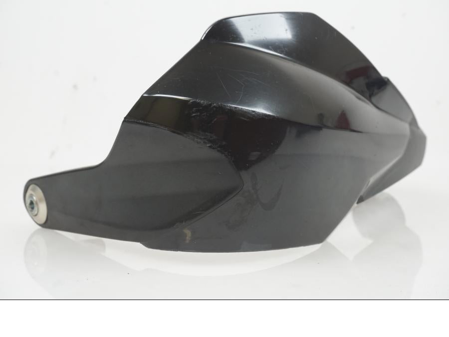 Snett uppifrån på Handskydd från en KTM 1090 Adventure -2018 motorcykel.