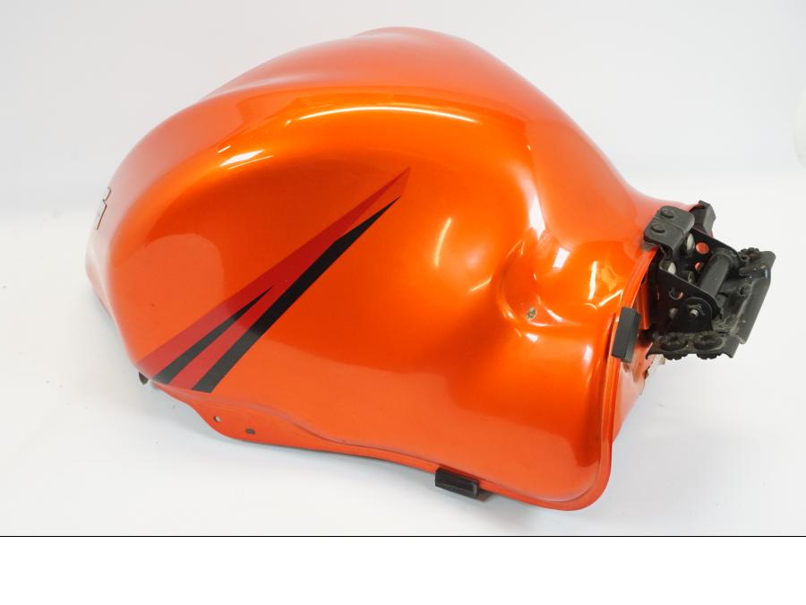 Baksidan på Bensintank från en Suzuki GSX 1300 R -2008 motorcykel.