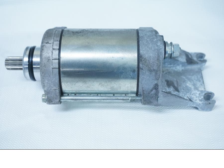 Framsidan på Startmotor från en Kawasaki Ninja 650 -2018 motorcykel.