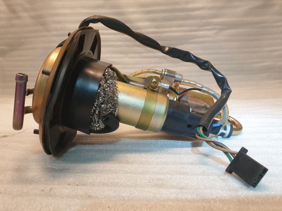 Baksidan på Bensinpump insprut från en Honda CBR 900 RR -2003 motorcykel.