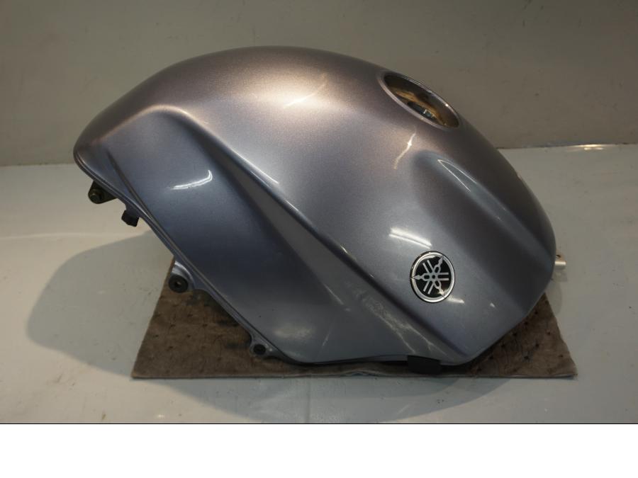 Framsidan på Bensintank från en Yamaha FJR 1300 -2004 motorcykel.