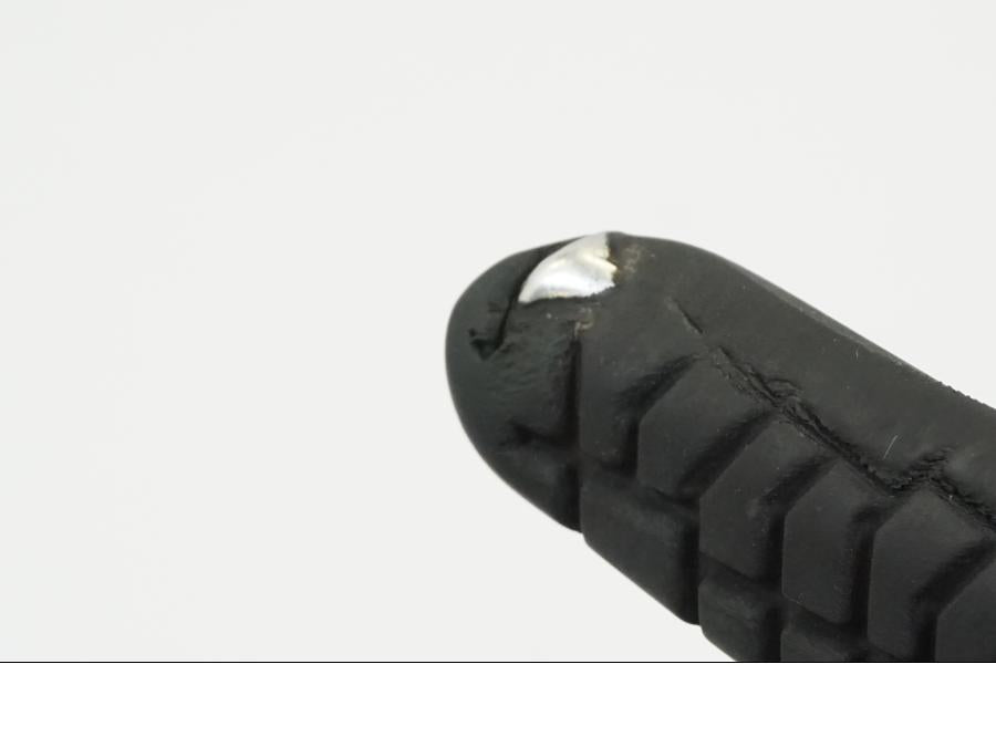 Snett uppifrån på Fotpinne från en KTM 690 Duke -2012 motorcykel.