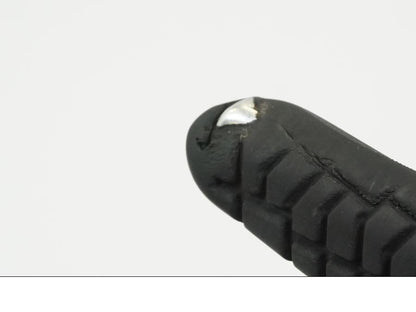 Snett uppifrån på Fotpinne från en KTM 690 Duke -2012 motorcykel.