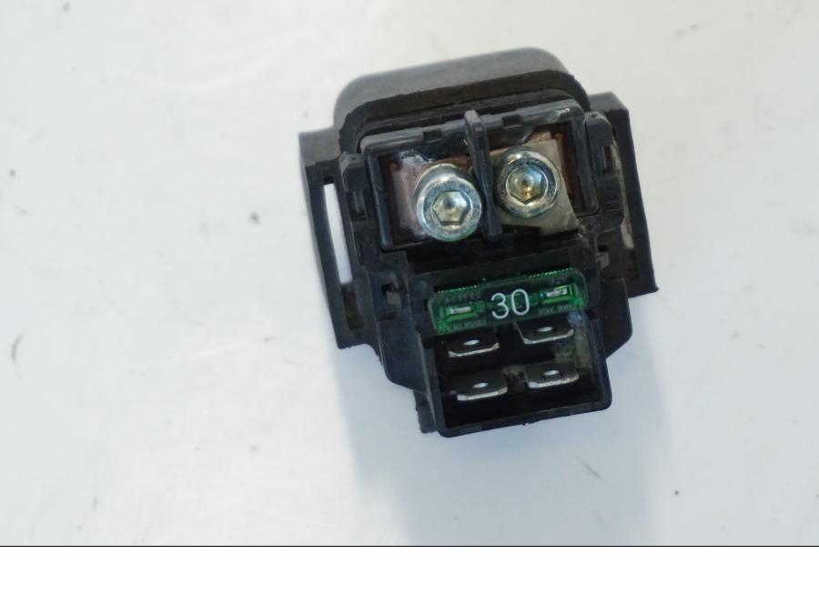 Baksidan på Startrelä från en Honda CBR 900 RR -2001 motorcykel.