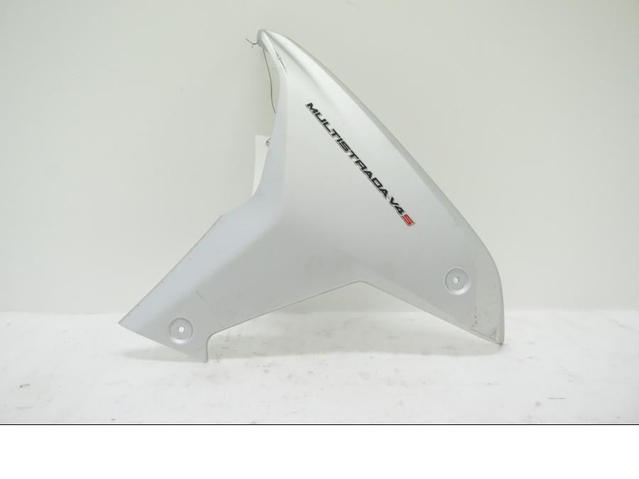 Framsidan på Sidkåpa från en Ducati Multistrada 1158 V4 -2021 motorcykel.