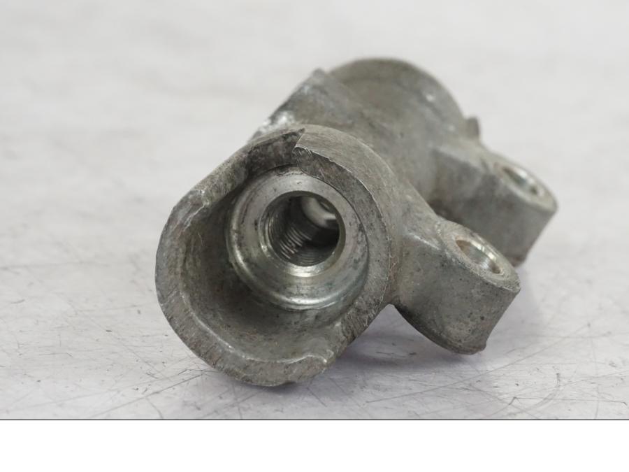 Höger sida på Bromsfördelare från en Honda CB 750 -1996 motorcykel.