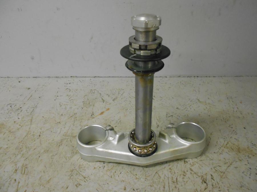 Baksidan på Gaffelkrona från en Triumph Tiger 800 -2016 motorcykel.