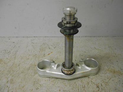 Baksidan på Gaffelkrona från en Triumph Tiger 800 -2016 motorcykel.