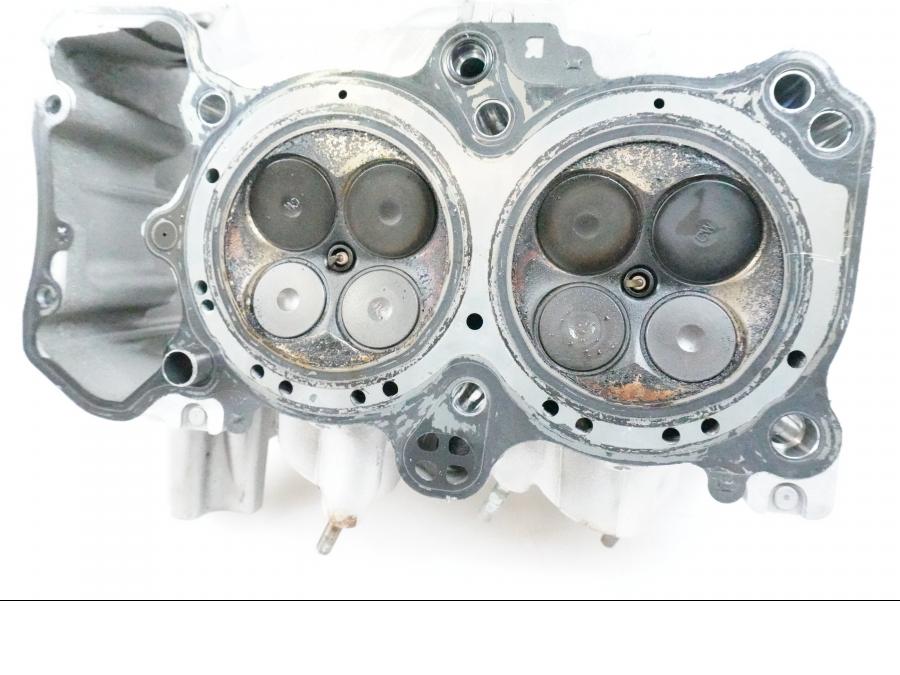 Snett uppifrån på Topplock från en Honda VFR 800 -2005 motorcykel.