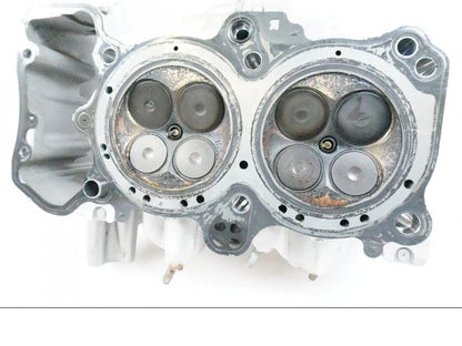 Snett uppifrån på Topplock från en Honda VFR 800 -2005 motorcykel.