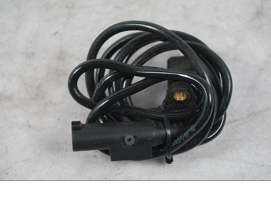 Baksidan på ABS givare från en BMW K 1600 GTL -2015 motorcykel.