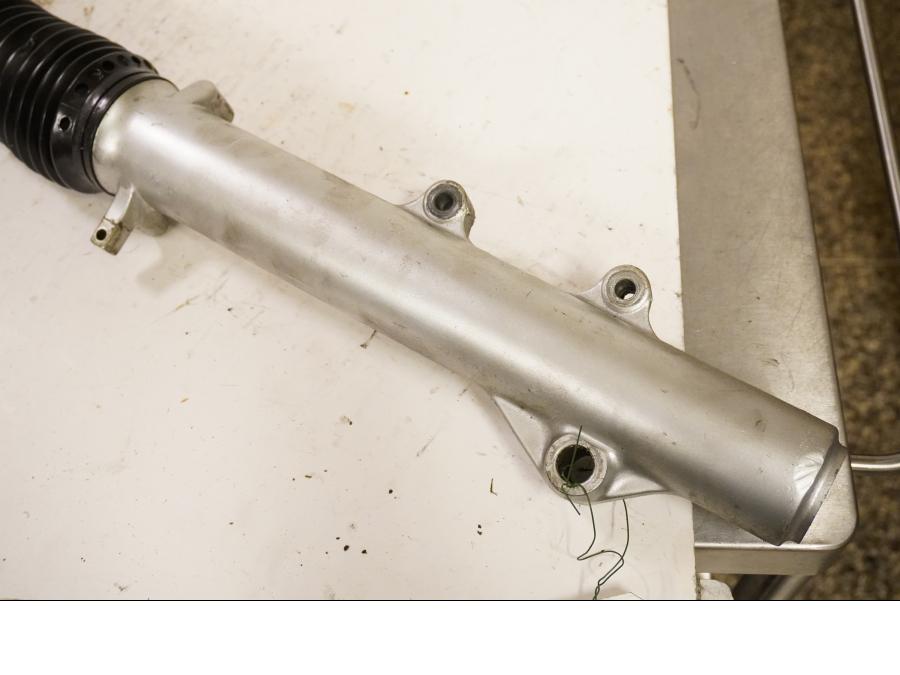 Baksidan på Gaffelben från en Suzuki DR 750 S -1988 motorcykel.