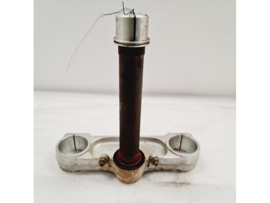 Baksidan på Gaffelkrona från en Ducati 748 -2001 motorcykel.