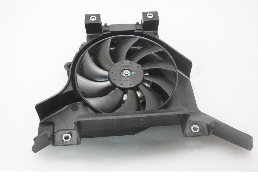 Framsidan på Vattenkylfläkt från en Kawasaki Z 400 -2020 motorcykel.