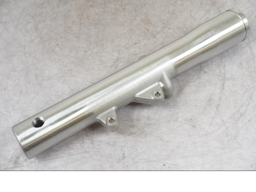 Snett nerifrån på Gaffelben från en Honda VT 750 C4 Shadow -2004 motorcykel.